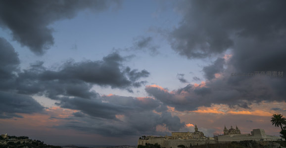 古城堡剪影映晚霞云海