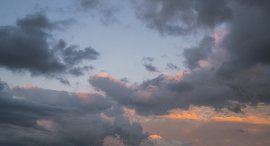 火烧云撕裂灰蓝天幕