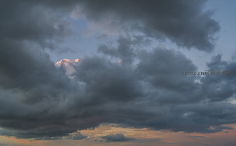 厚重云层透出夕阳光