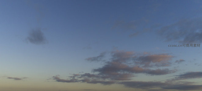 粉紫云絮飘荡暮色中