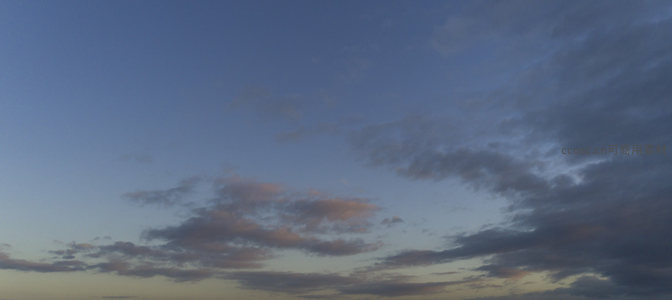 云海翻涌暮光洒天边