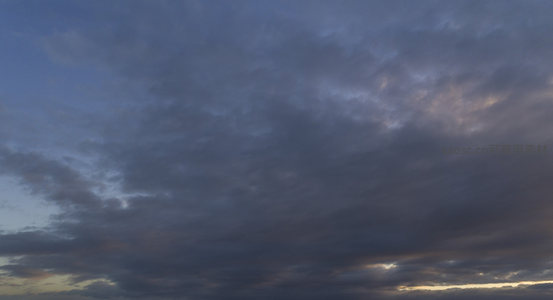 暗云密布中透出温柔夕照余晖