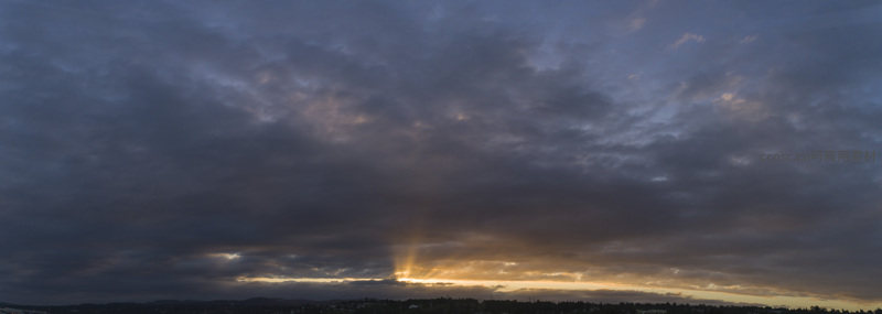 全景视角下云海翻涌映衬金辉