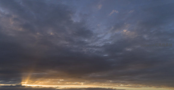 暮色云层缝隙透出金色霞光