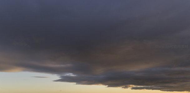 广阔天幕下层叠云海与夕照