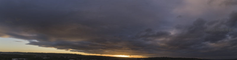 暮色云层覆盖天际线