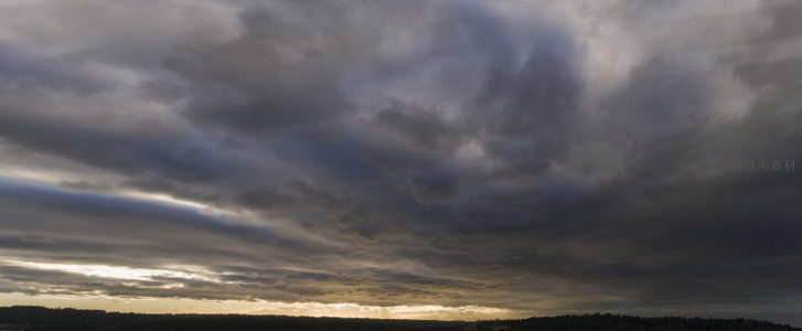 广角视角下的风暴云层，光影交织
