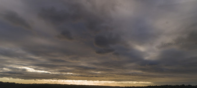 云浪奔涌，夕照如金缝缀天际线