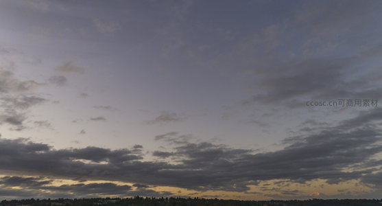 远山云霞映衬城市剪影