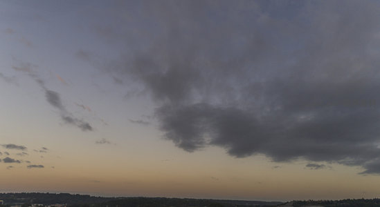 城市边缘，云影掠过黄昏