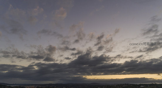 晚霞映照，云层如画布