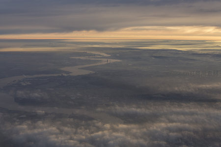 云海之上，河流蜿蜒穿城而过