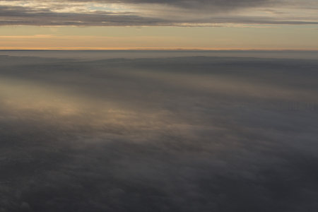 破云而出的金色光束洒向大地