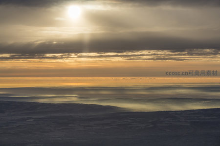 晨光普照，云海覆盖山川大地
