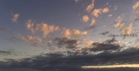 夕照云絮舞苍穹，柔光洒满天边路