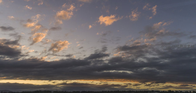 云涛翻滚映霞光，远山如黛衬苍穹