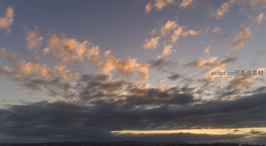 远山剪影映霞光，云卷云舒天地宽