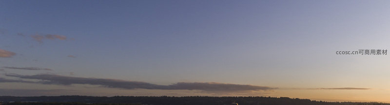 天幕渐暗云轻舞，城市边缘藏暮色