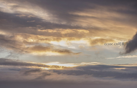 霞光万道，云层织就锦绣天幕