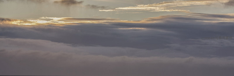 高空俯瞰云层，夕阳余晖洒满天