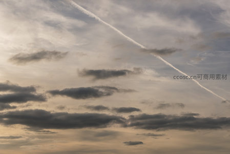 飞机航迹划破云天