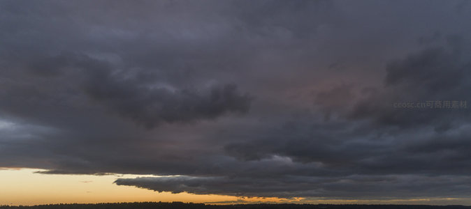 暮色苍穹，乌云压境映霞光