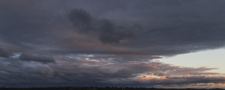 云海翻涌，晚霞破云洒余晖