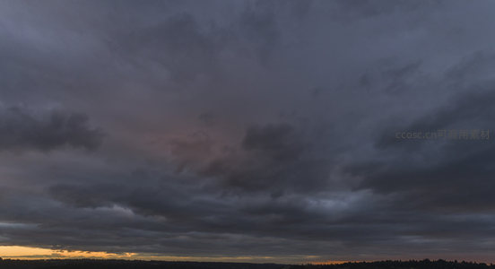 阴云密布，暮霭沉沉染天边