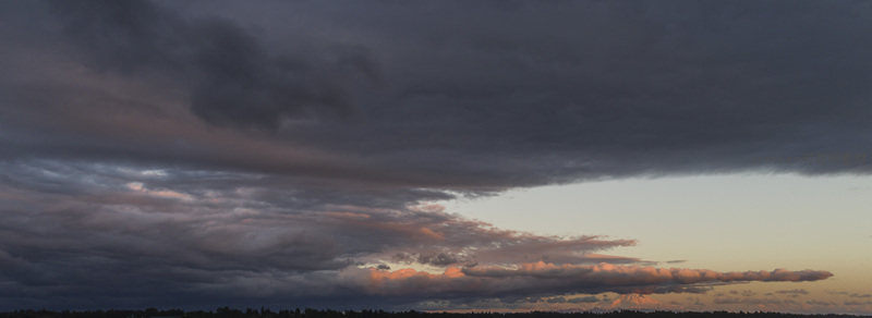 天幕裂隙，霞光穿云照大地