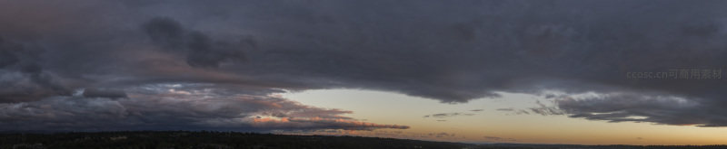 苍穹暮色，云涛汹涌映夕照