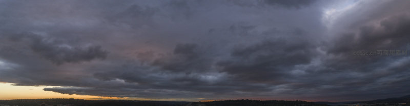 乌云密布的黄昏天际线