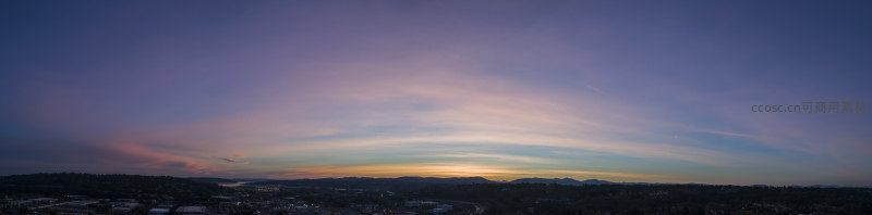 紫霞满天的城市暮色