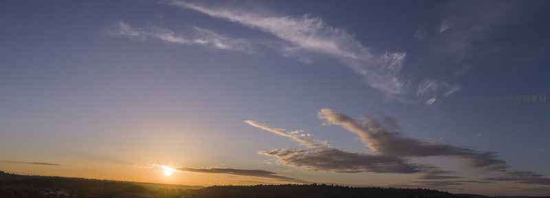 阳光穿透云层的瞬间