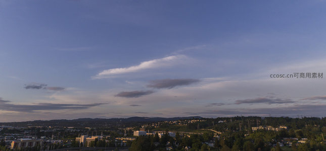 高空俯瞰城市边缘，云层如画铺展天际