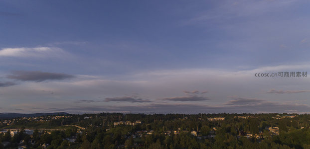 林间城镇暮霭沉沉，天空云影悠然流动