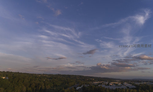 高空视角下云舞天幕，城市隐现林海间