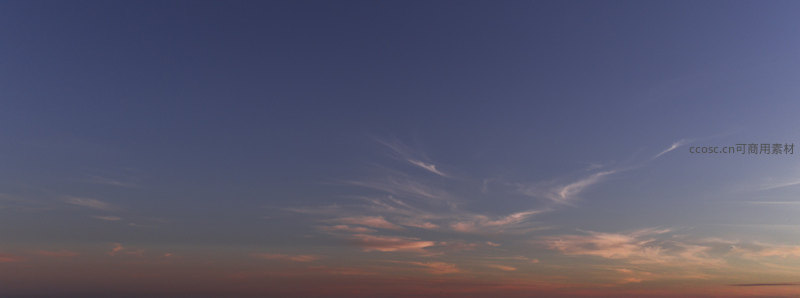 深蓝暮色中如羽毛般飘逸的高空云层