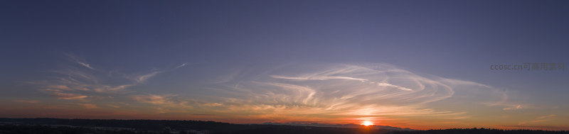 日落时分天空中壮观的环形云带与霞光