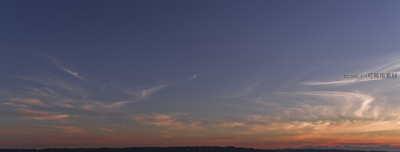 广角镜头捕捉的日落云海与大地剪影