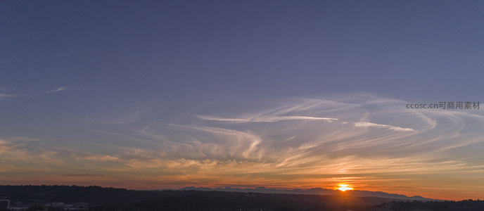 夕阳西下时天空中梦幻般的波浪云纹