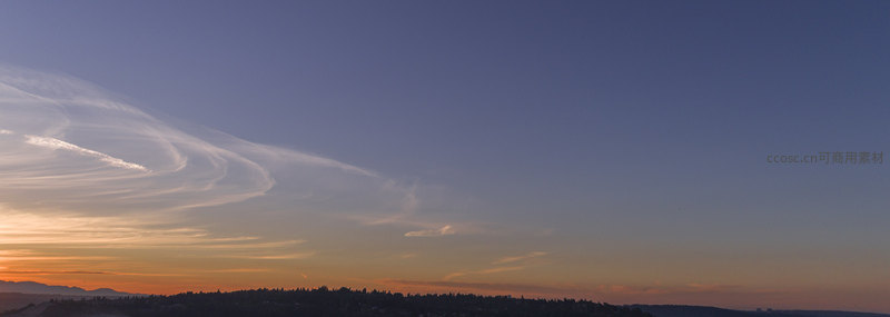 暮色苍穹云卷舒，山峦剪影映霞光