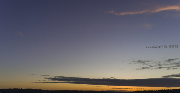 暮霭低垂染天际，云层暗涌待星临