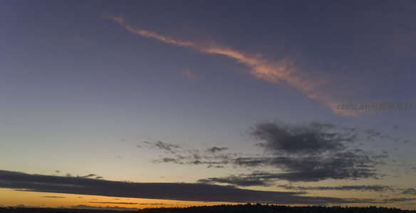 斜阳一抹穿云隙，暮云千重锁山脊