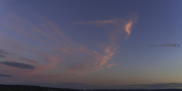暮色云霞染天际，粉紫流光映山峦
