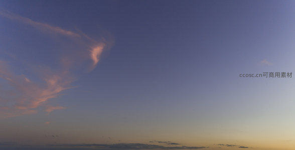 高空视角下，孤云如羽划过渐变天幕