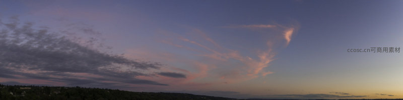 广角镜头捕捉的全景晚空，云海翻涌如诗