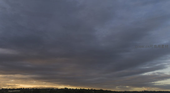 暮色苍穹，云层翻涌如海