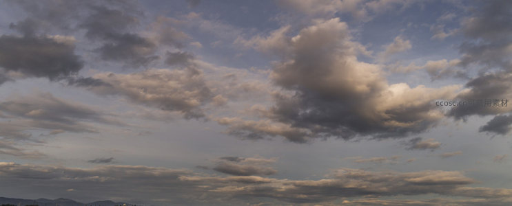 云峰耸立，霞光映照苍穹