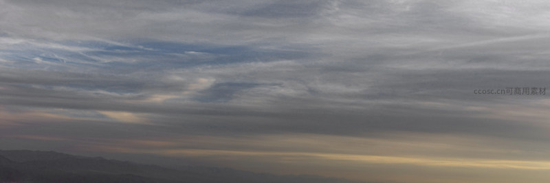 层云漫卷，大地沉入暮霭