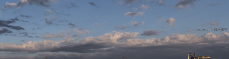 暮色云层与城市天际线